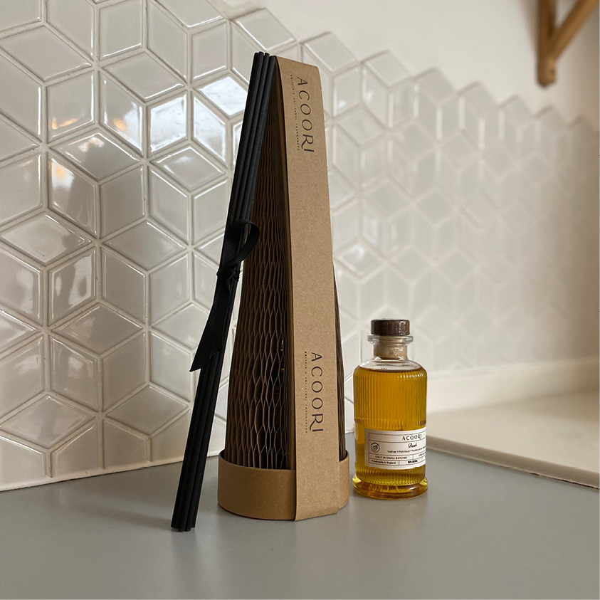 Flexi-Hex Plastic free sustainable paper packaging for a diffuser by Acoori